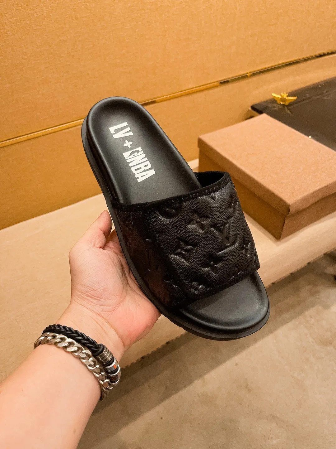 Men's men's shoes 💰 320💰 New model on the market 🔥[LV🔥 Louis Vuitton slippers] High-end 1:1 mold customization, original upgraded version of the outsole, lighter and non-slip. The market's top quality, fashionable and trendy, versatile and popular, simple yet tasteful, a must-have for fashionistas, exuding a fashionable and casual atmosphere, fashion is at your feet, full of confidence, the same style at the counter 👍The season of spring and summer slippers is here, super beautiful to wear, 38-44 1⃣️colors available🔥